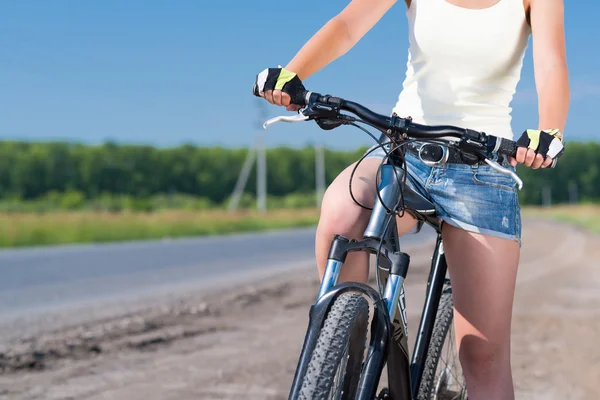 Junge Frau fährt Fahrrad — Stockfoto