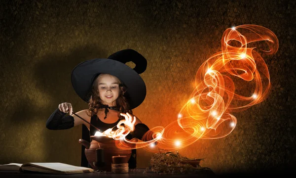 Lilla söta halloween häxa — Stockfoto