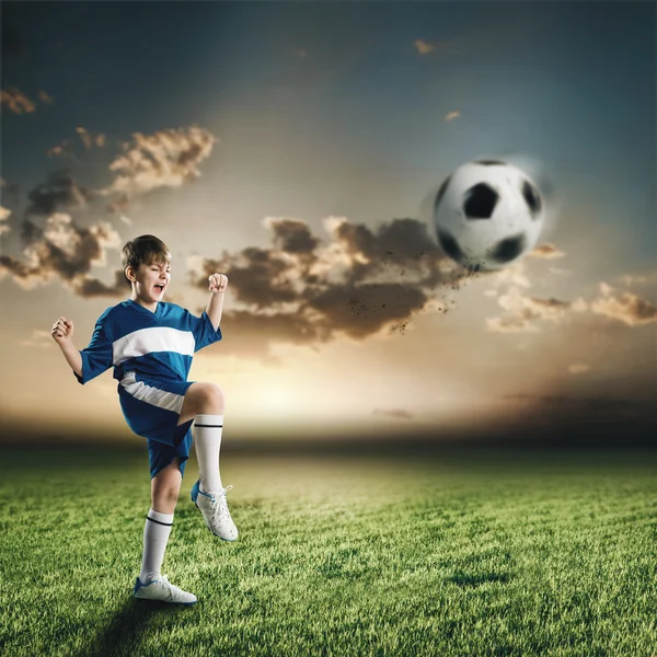 Menino jogador de futebol animado no estádio — Fotografia de Stock