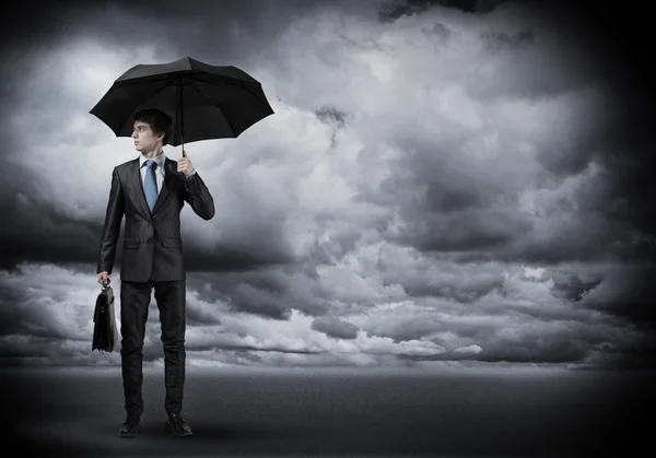 Jeune homme d'affaires avec parapluie — Photo