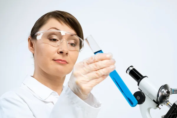 Scienziato femminile che fa test — Foto Stock