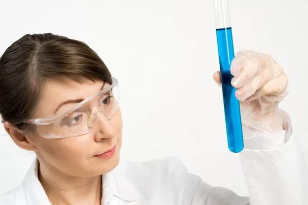 Scienziato femminile che fa test — Foto Stock