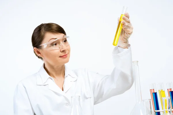 Scienziato femminile che fa test — Foto Stock