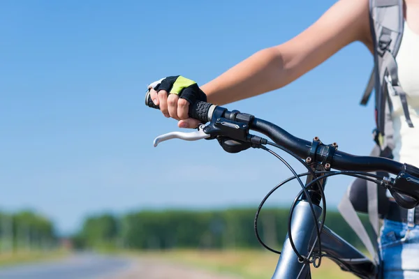 Junge Frau fährt Fahrrad — Stockfoto