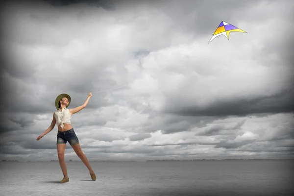 Teenager Mädchen und fliegender Drachen — Stockfoto