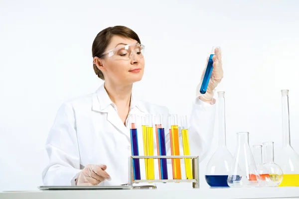 Kvinnliga forskare att göra tester — Stockfoto