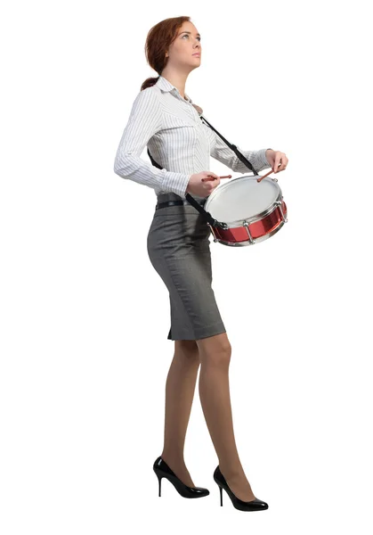Женщина играет на барабанах — стоковое фото
