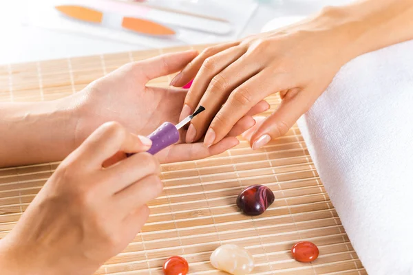 Kobieta w salonie otrzymania do manicure — Zdjęcie stockowe