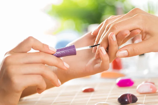 Donna in salone che riceve la manicure — Foto Stock