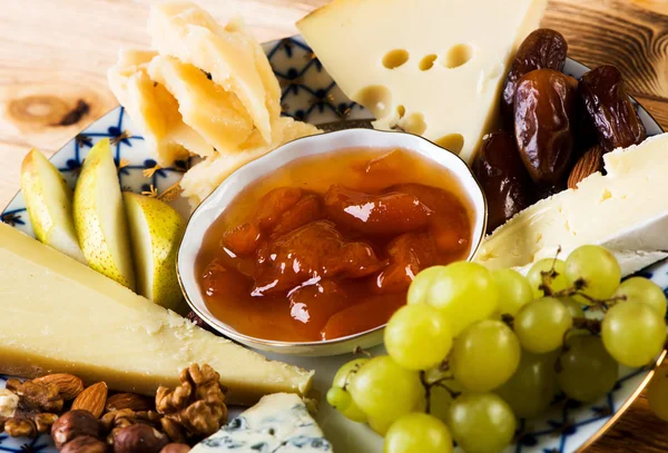 Cheese grapes and nuts — Stock Photo, Image