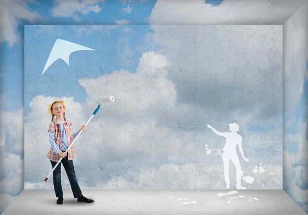 Girl painting wall — Stock Photo, Image