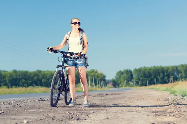 Jazda konna kobieta roweru na zewnątrz — Zdjęcie stockowe
