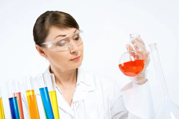 Scienziato femminile che fa test — Foto Stock