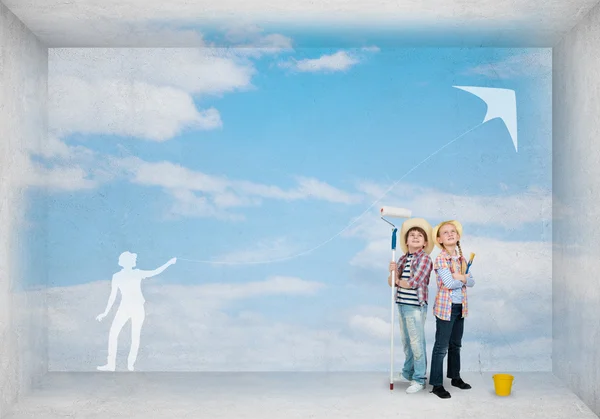 Boy and girl painting wall — Stock Photo, Image