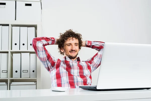 Homem trabalhando no escritório — Fotografia de Stock