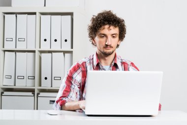 Ofiste çalışan adam.