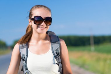 Sırt çantası olan güzel kadın
