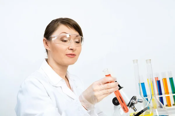 Cientista fêmea fazendo testes — Fotografia de Stock