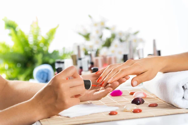 Vrouw in salon ontvangen manicure — Stockfoto