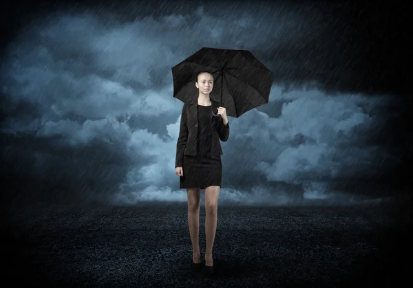 Jeune femme d'affaires avec parapluie — Photo