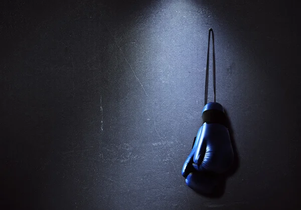 Γάντια του μποξ που κρέμονται καρφωμένο στον τοίχο — Φωτογραφία Αρχείου