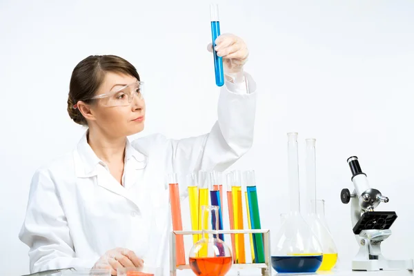 Scienziato femminile che fa test — Foto Stock