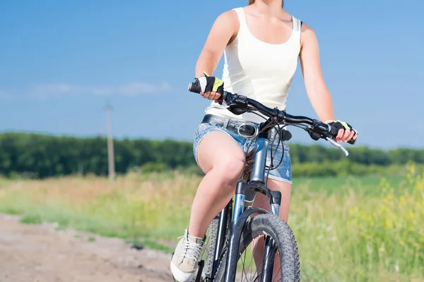 Frau fährt Fahrrad im Freien — Stockfoto