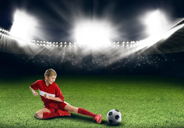 Chica de la escuela edad jugando fútbol —  Fotos de Stock