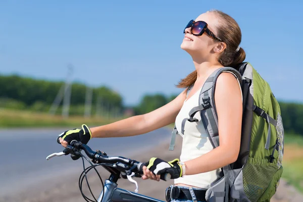 Kobieta z plecaka, jazda rowerem — Zdjęcie stockowe