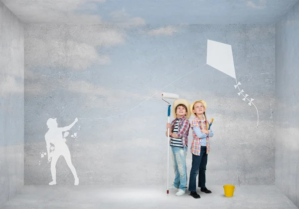 Poika ja tyttö maalaus seinään — kuvapankkivalokuva