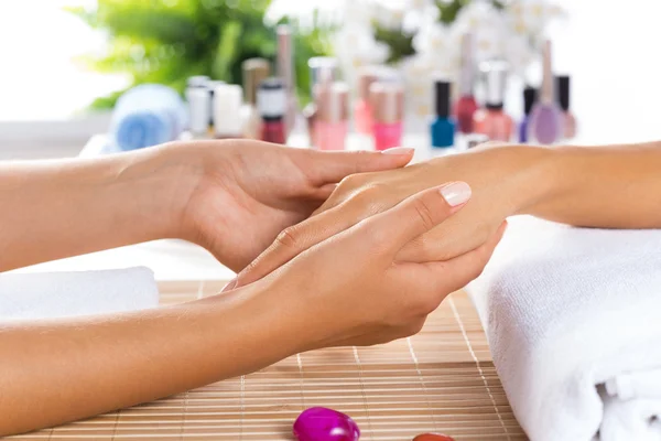 Mujer en el salón recibiendo manicura —  Fotos de Stock