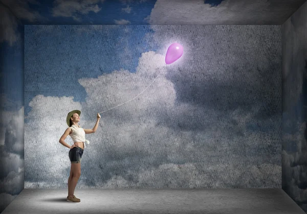 Woman  holding bulb balloon — Stock Photo, Image