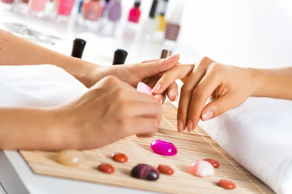 Donna in salone che riceve la manicure — Foto Stock