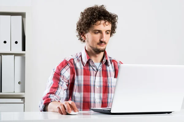 Homem trabalhando no escritório — Fotografia de Stock