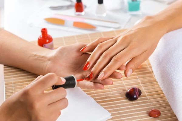 Vrouw in salon ontvangen manicure — Stockfoto