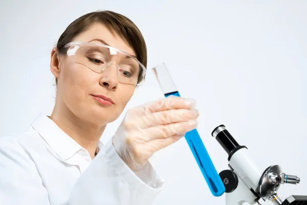Testler yapma kadın bilim adamı — Stok fotoğraf