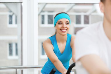 Bisiklet üzerinde egzersiz gençler