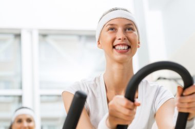 insanlar bisiklet üzerinde egzersiz