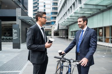 Açık havada konuşurken işadamları