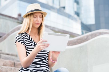 Tablet kullanan kız