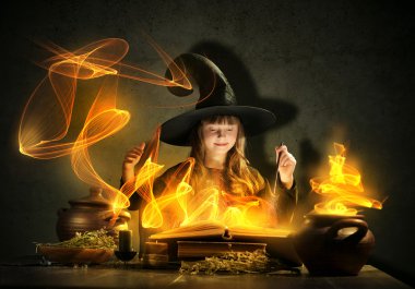 küçük halloween cadı