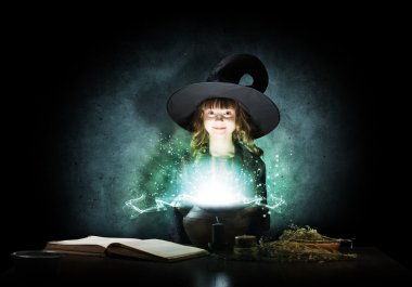 küçük halloween cadı