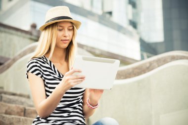 Tablet kullanan kız