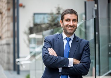 kollarını çapraz duran işadamı