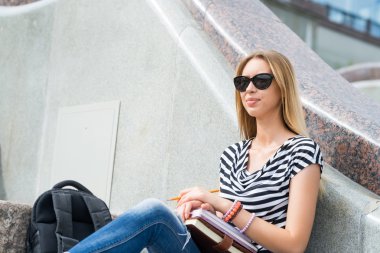 kitap okuyan öğrenci kız