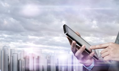 Tablet pc kullanan işadamı