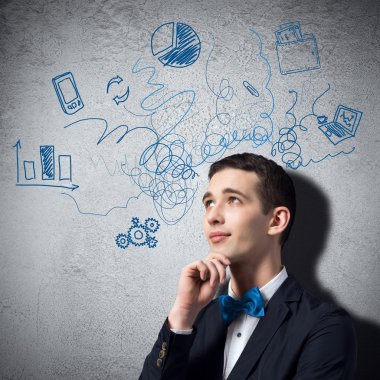 Genç adam skeçler bakan