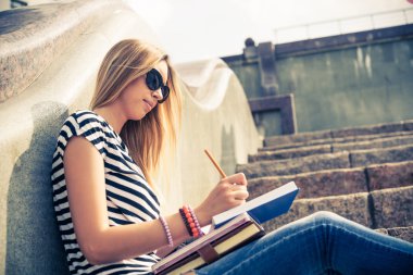 kitap okuyan öğrenci kız