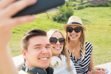 Gençler selfie yapma