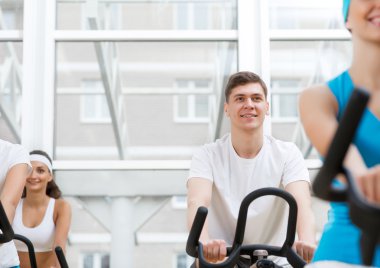 Bisiklet üzerinde egzersiz gençler